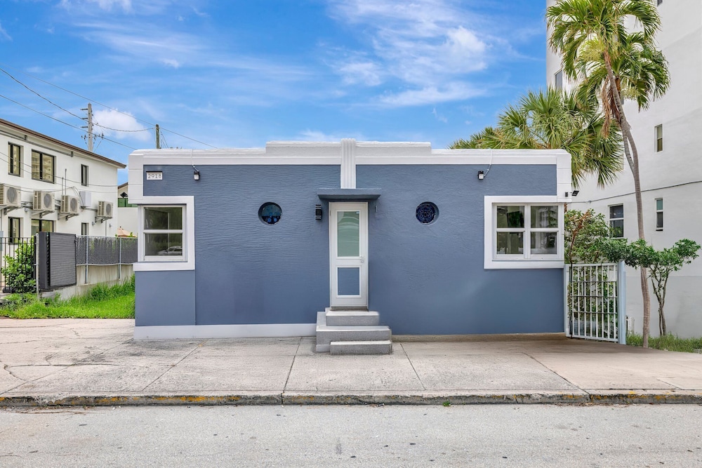 Sophisticated 2BR1BA Short Walk to Beach