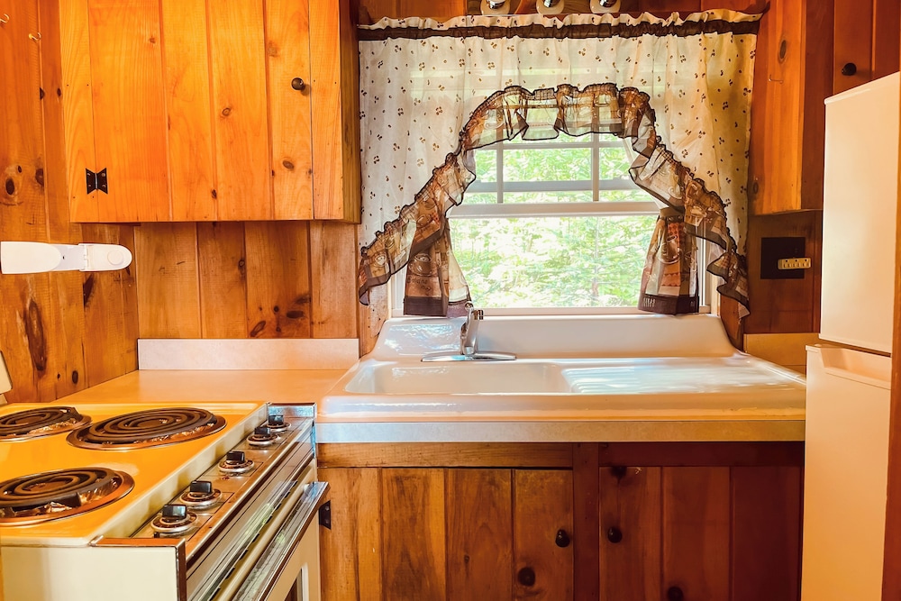 Cozy 1BR Cabin w/ Landscape Views