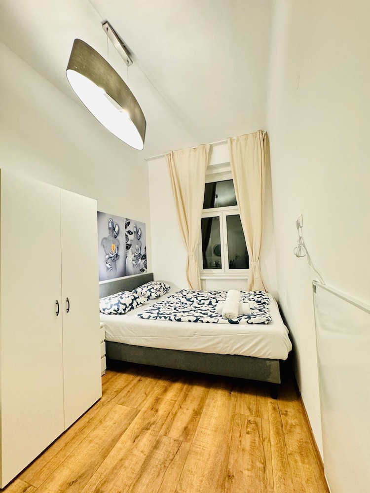 5BR Apt For 10 Walk to Kaufpark Alterlaa