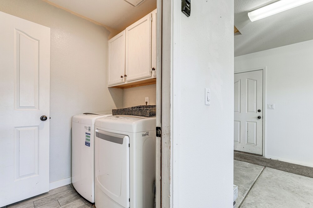 3 Mi to London Bridge: Home w/ Patio & Grill!