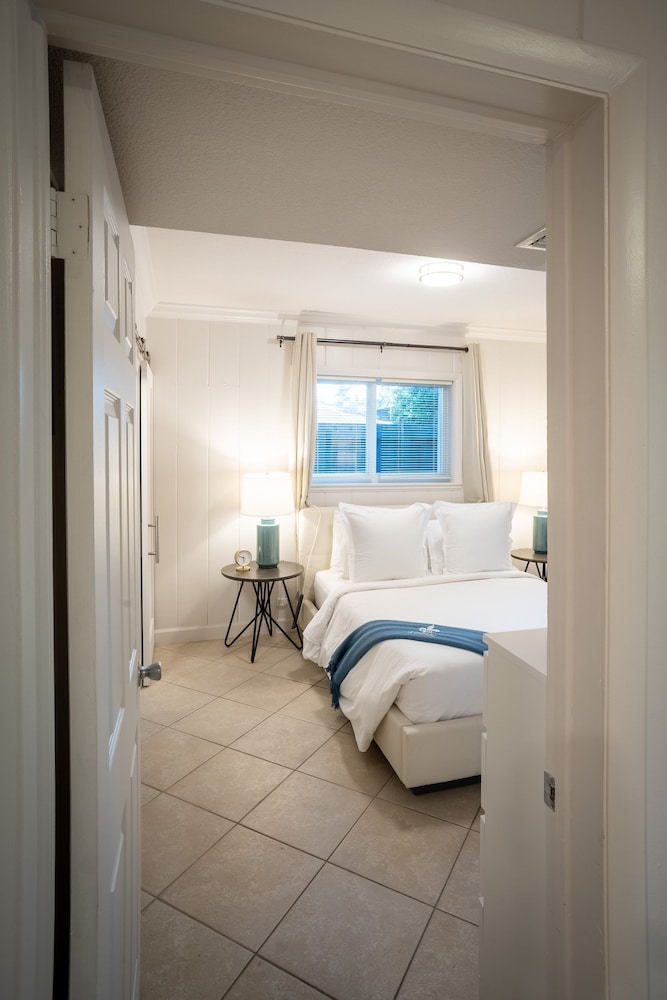 Walk to Wilton Drive - Spacious Quiet Villa 1