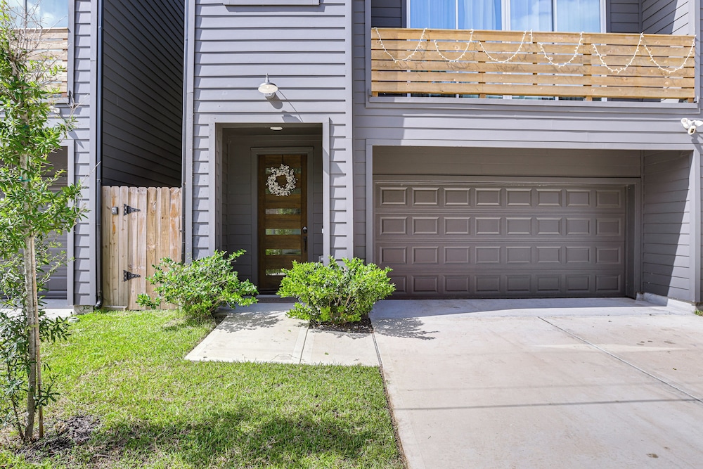 Townhome 2 Mi to Hermann Park, Zoo & Museums!