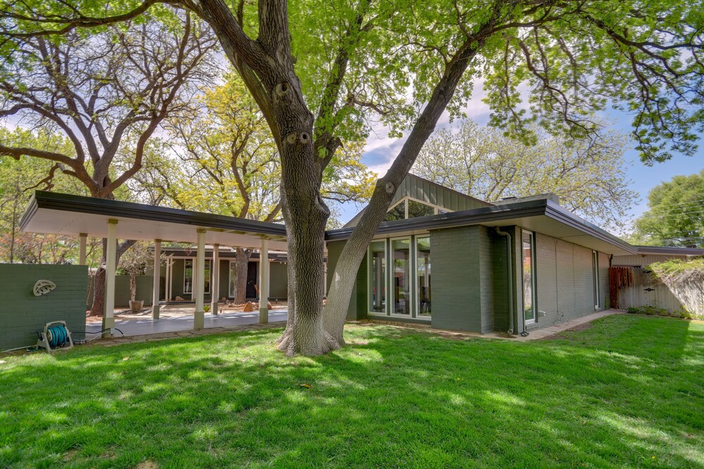 Mid-century Modern Home w/ Fire Pit & Gas Grill! view 5