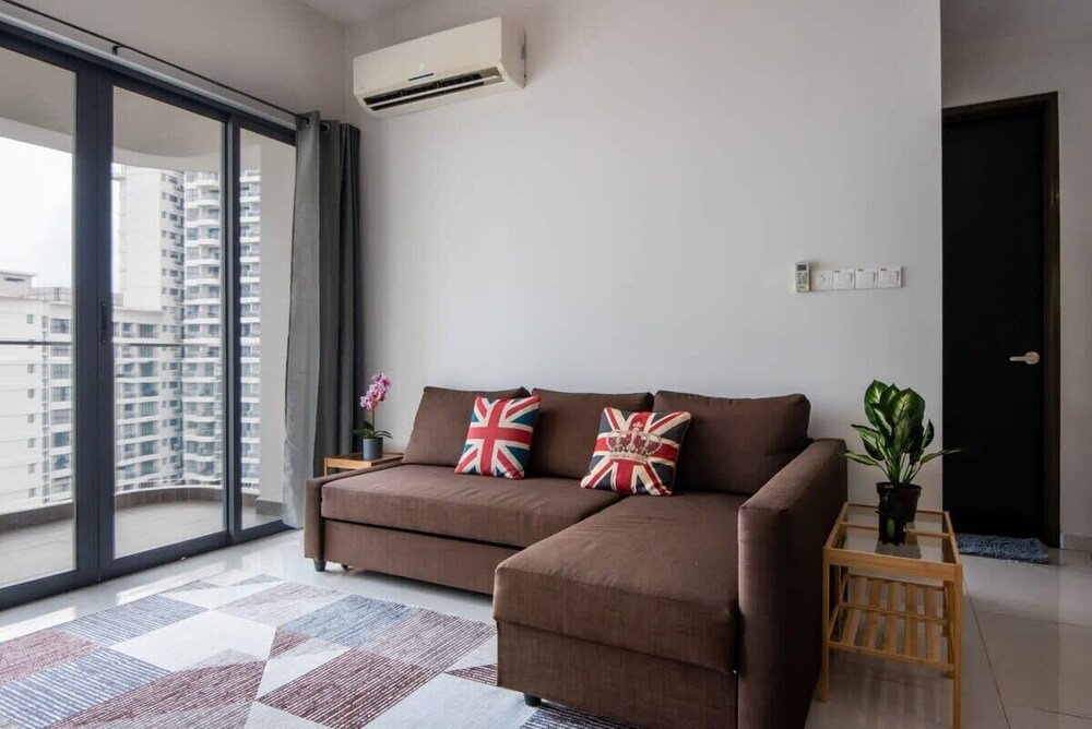 A Stylish 2BR Suite, Water Views, Free Parking
