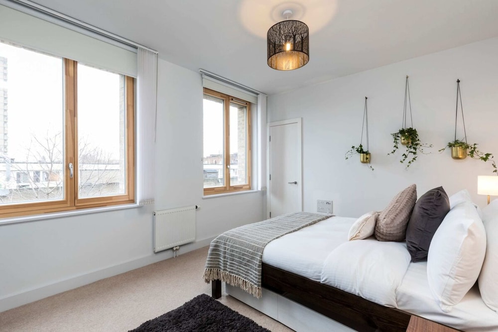 Modern & Designed 2 bed Penthouse Apt Sleeps Five
