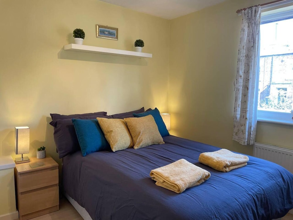 Ideal for Contractors & Families by Hnfc Stays view 2