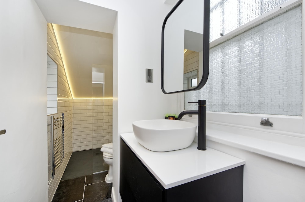 Beautiful Battersea Garden Flat by Underthedoormat