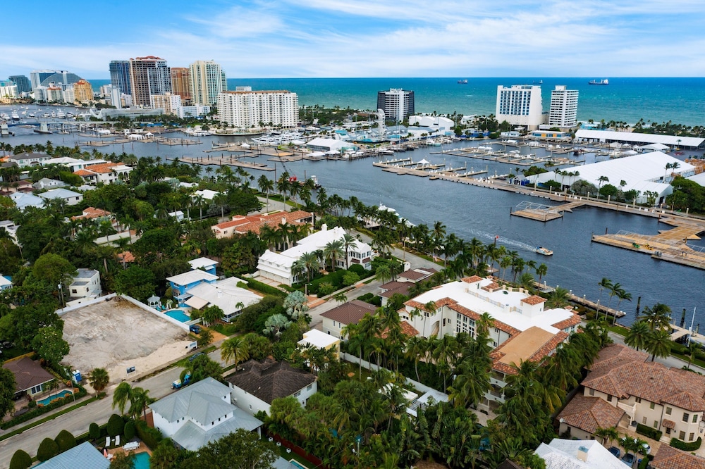 Las Olas Oasis by Avantstay Minutes to the Beach Hot Tub