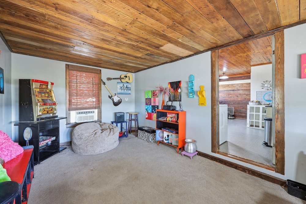 Cozy Country Retreat Hot Tub, Fire Pit & Guitars 2 Bedroom Home