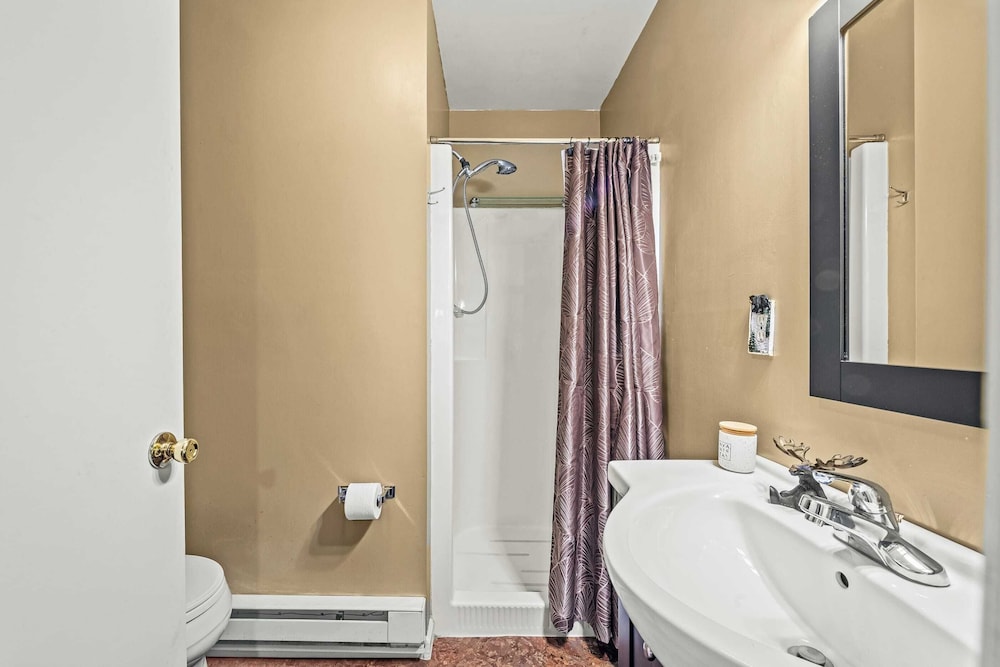 Atlas Point Lodge Sauna, Fireplaces, Kayaks, Lakes + Pet-friendly Yard