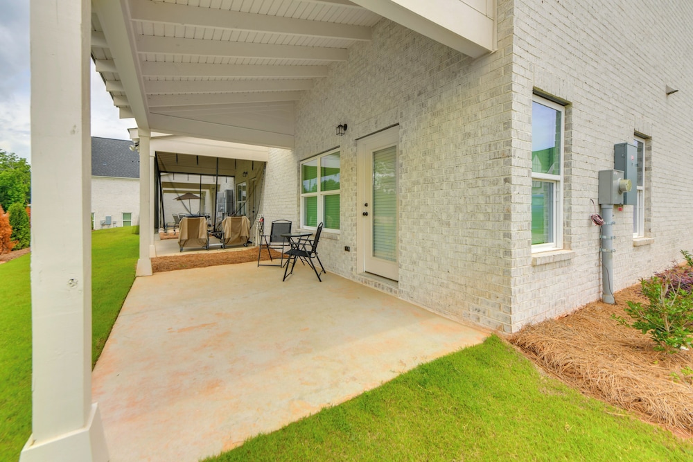 5 Mi to Auburn University: Sleek Townhome w/ Patio