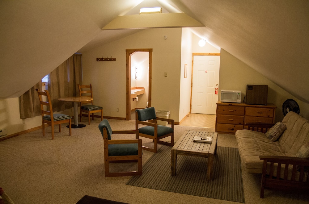 Whittaker's Motel & Historic Bunkhouse