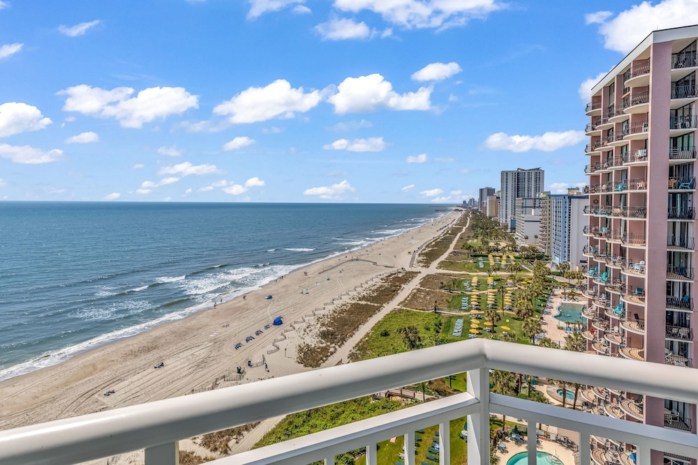 Stunning Condo Overlooking Ocean