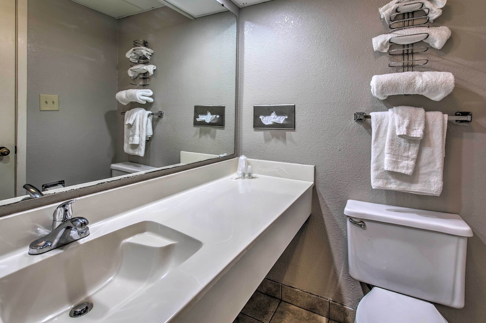 Breezy Landmark Resort Condo w/ Oceanfront Lanai!