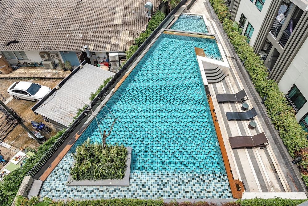 Chic Condo Near Shops & Nightlife C203