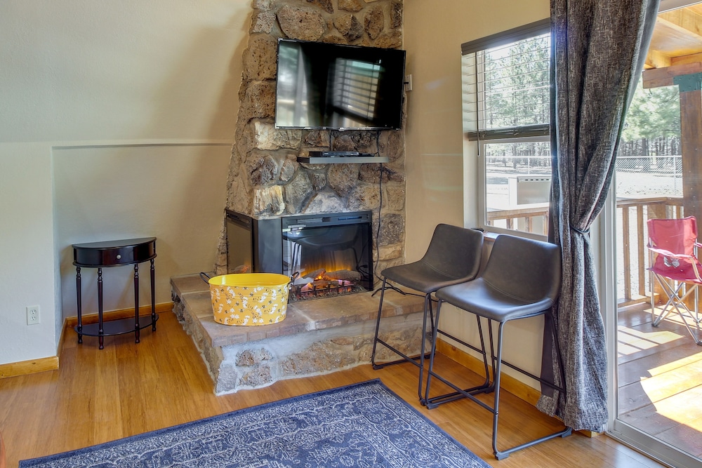 Adorable A-frame Cabin in Pinetop-lakeside! view 2