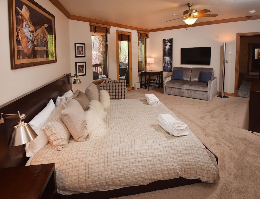 Ski In/out Lodge With Private Lifts, 2br 2ba Next To Golf 2 Bedroom Condo by RedAwning