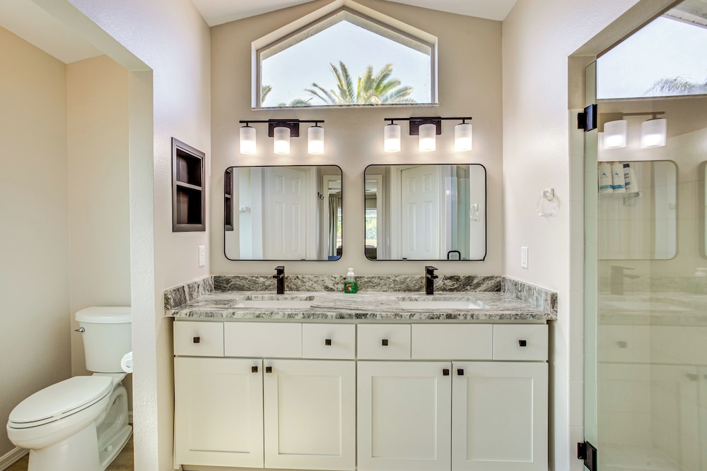 7 Mi to Beach: Family-friendly Englewood Escape!