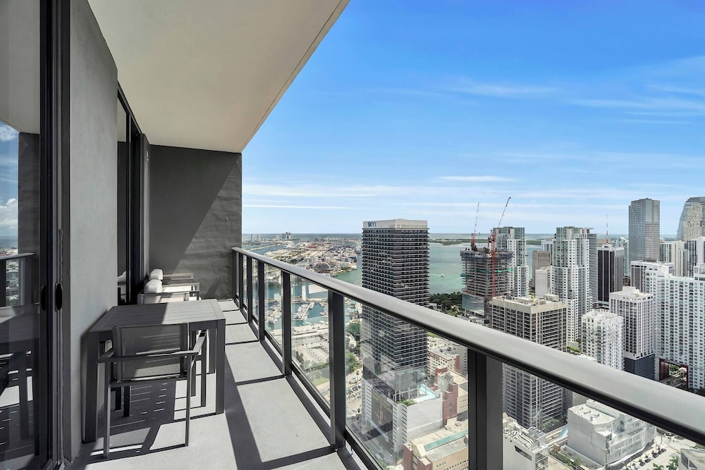 Penthouse 1BR Breathtaking City & Water Views