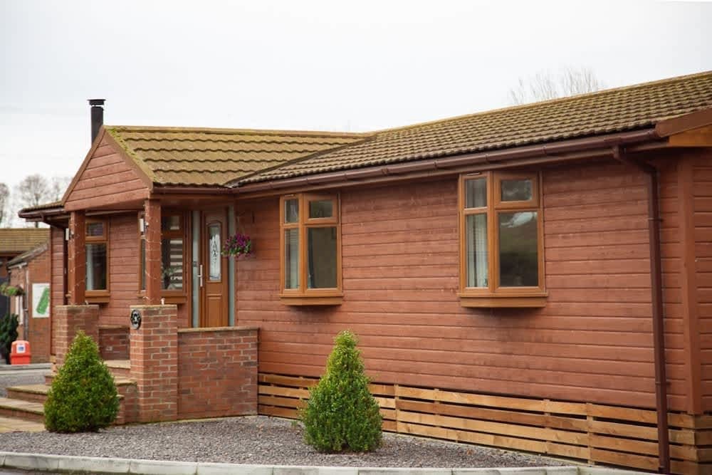 Stunning 3 Bedroom Lodge With Hot Tub in York