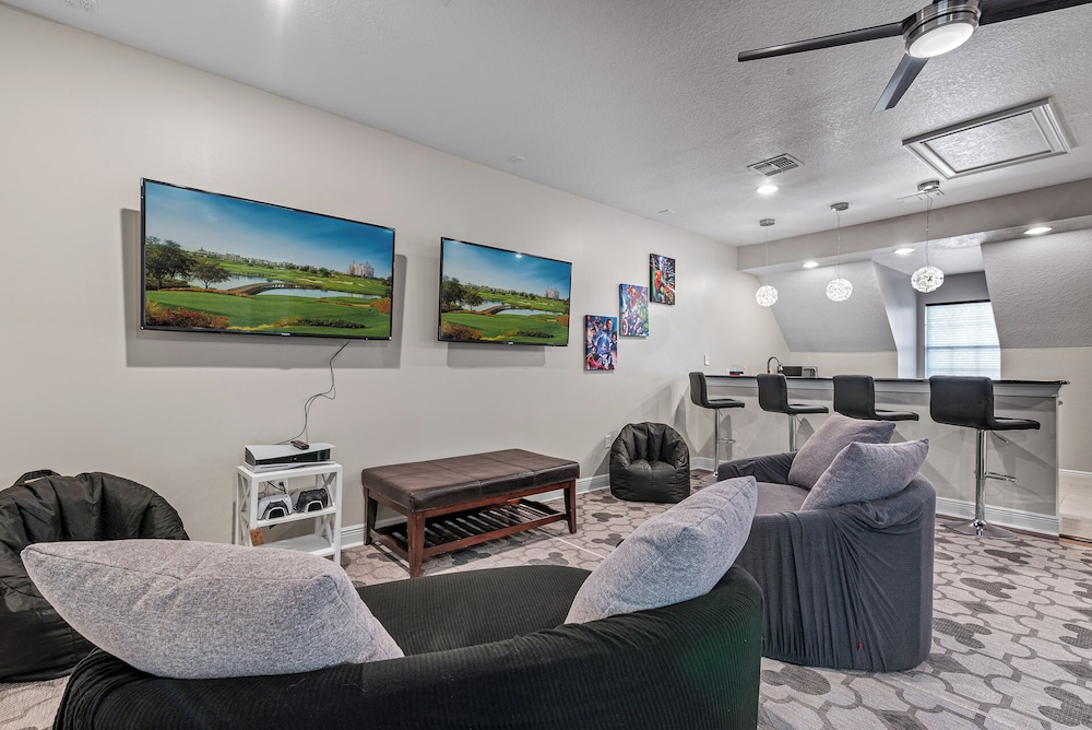 Inviting 5BR Villa in Reunion Resort