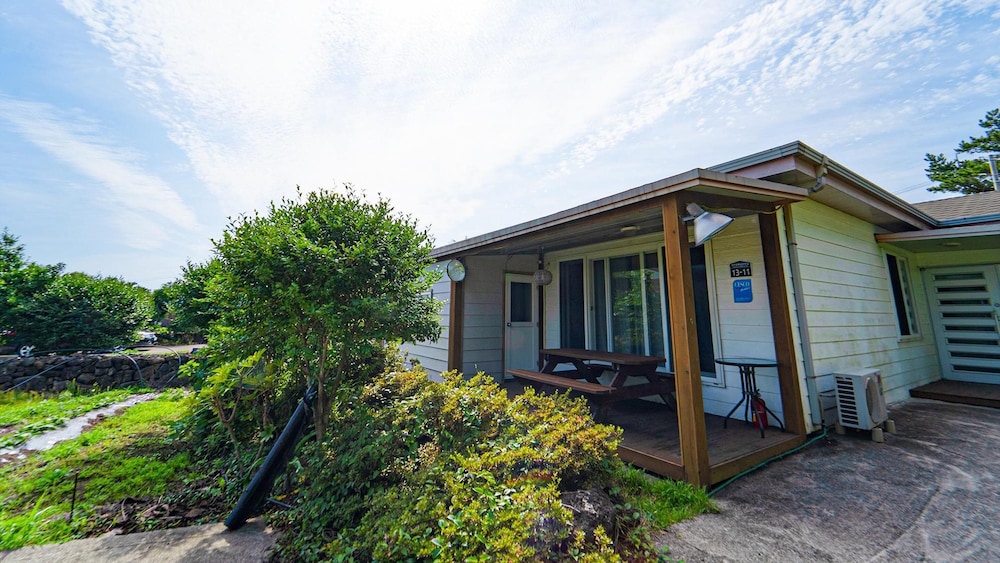 Jeju Haebaragi Pension