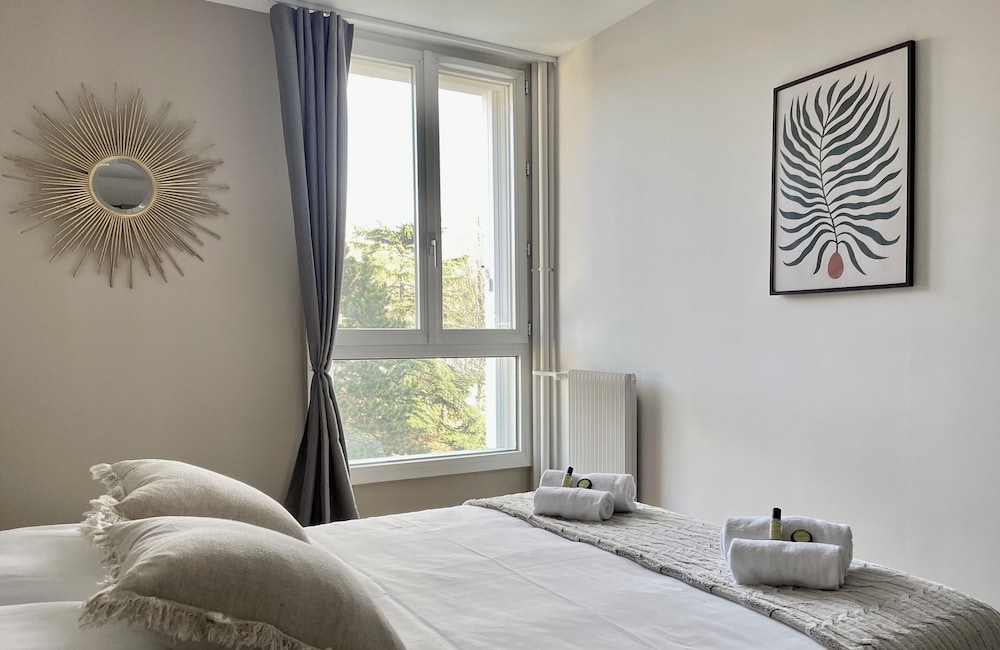 1593 Charonne