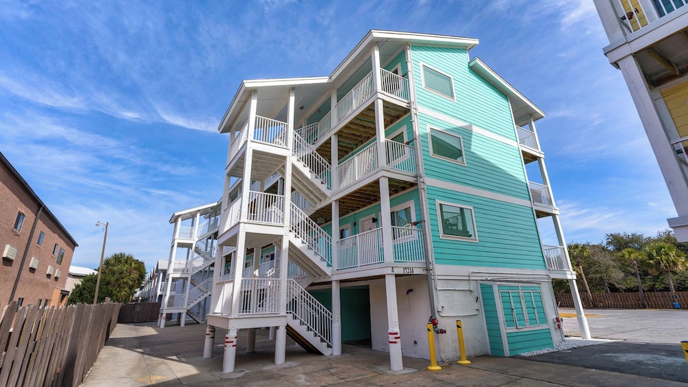 Sand Castles West A4: Steps to Beach, Pools, Private Balcony & More!