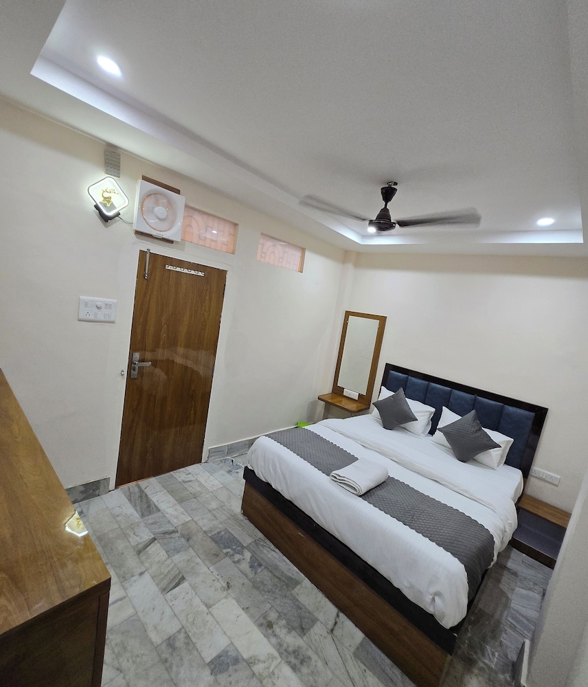 Rudra PGH - just near Temple & Ghats