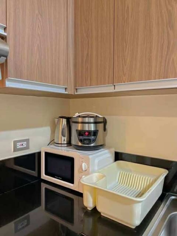 Cozy Pasay Condo with Pool Access