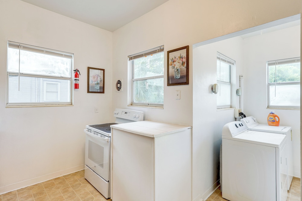 Steps to Food & Shops: Cozy Condo in Jacksonville!