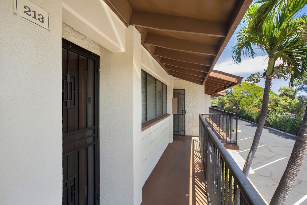 Waiohuli Beach Hale Ocean View Condos with Parking