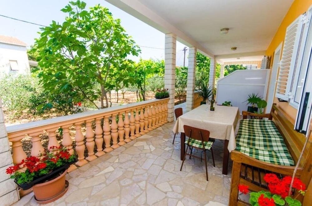 Iva - 150m From the Beach - A3 view 4
