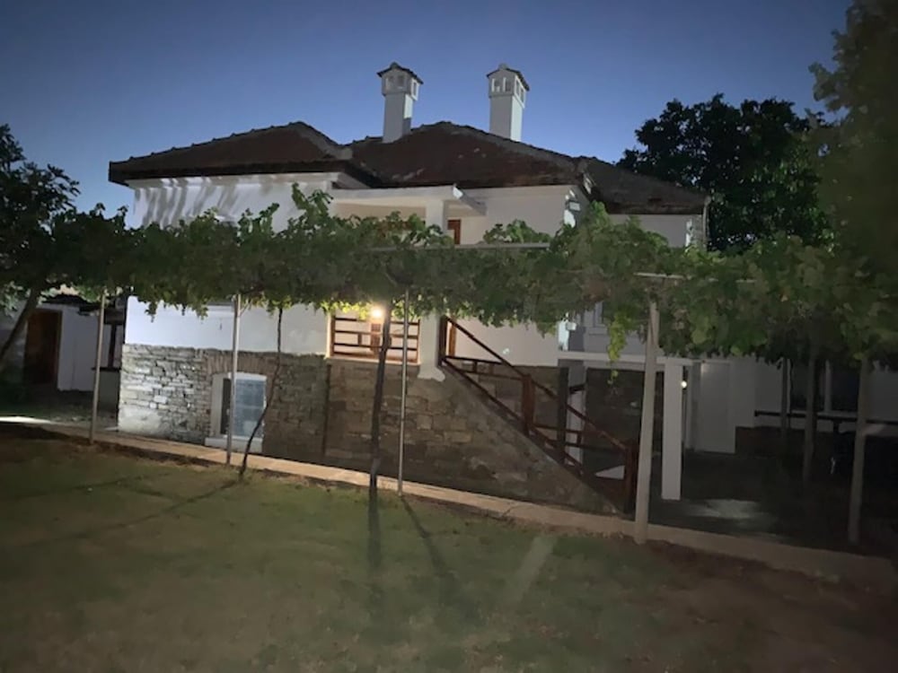 House Sleeps 6-garden-freeparking-bbq-patio-petsok