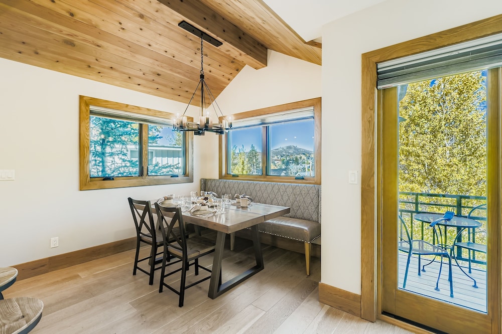 King Road Luxury Lodge, Private Hottub, Game Room, Media Room 45 4 Bedroom Home