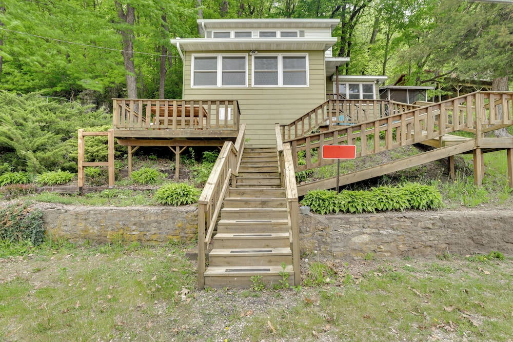 Walk to Wyalusing Beach: Cabin w/ River View!