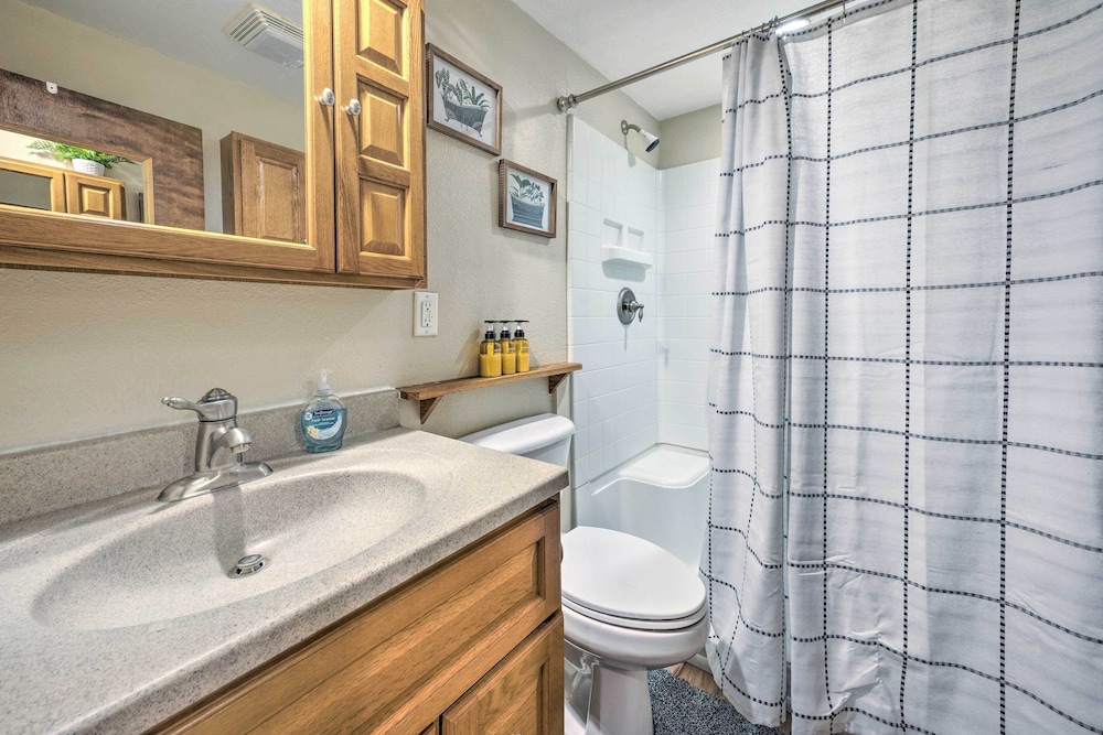 Caldwell House w/ Grill ~ 1 Mi to Downtown! view 3