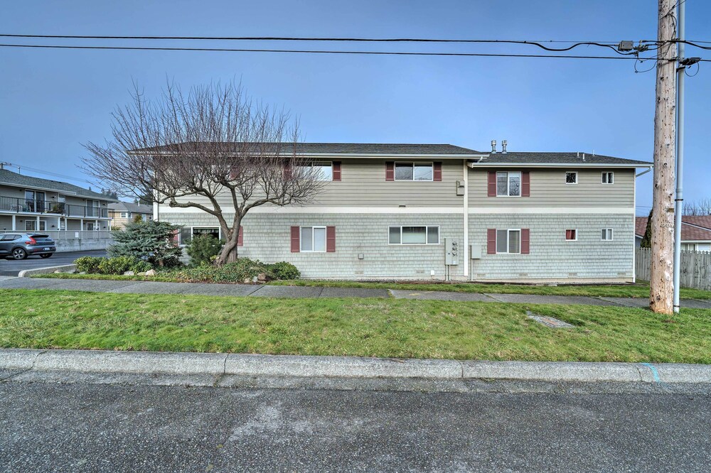 Apartment w/ Gas Fireplace ~ 1/2 Mi to Beach! view 5