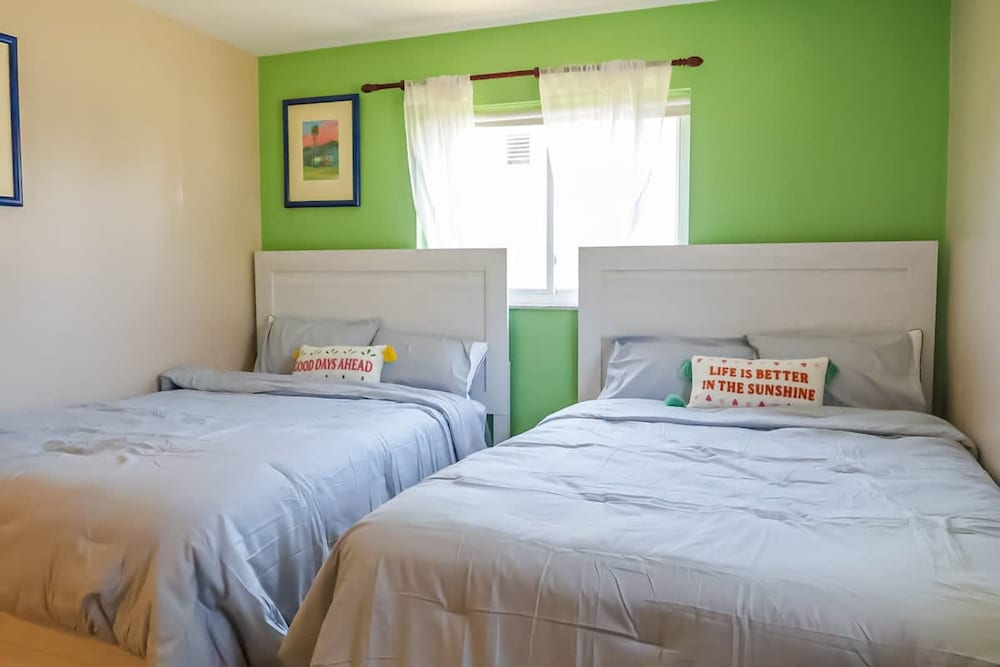 Four Bed Home With Pool Game Room Bar Near Beach