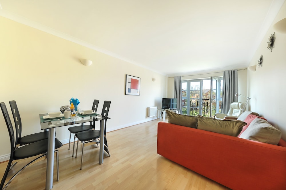 Select Serviced Accommodation - Hunters Wharf view 4