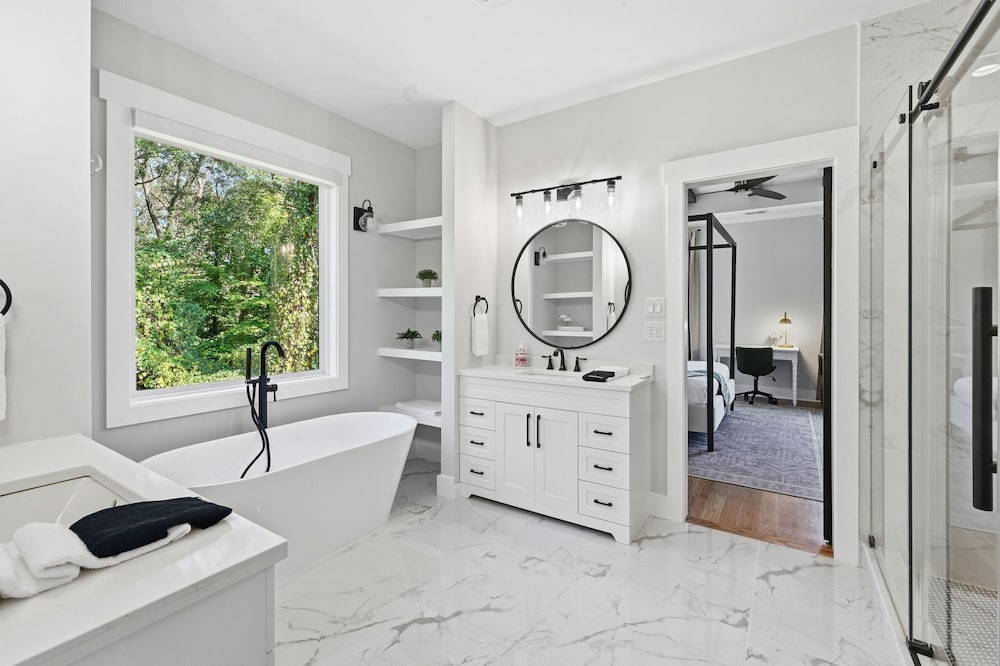 New! Modern Luxurious Woodland Retreat 5 Bedroom Home
