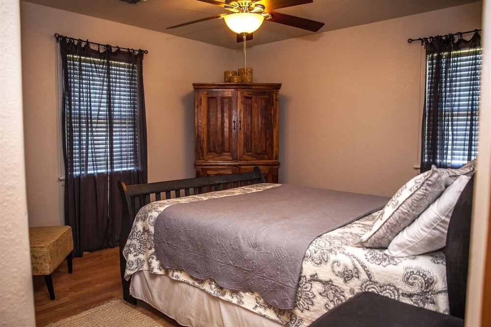 Austin's Pointe 4 Bedroom Cottage by RedAwning