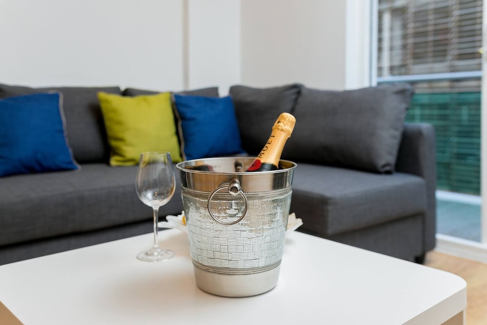 Skyvillion - Tower Point Enfield 2bed Wbalcony view 2