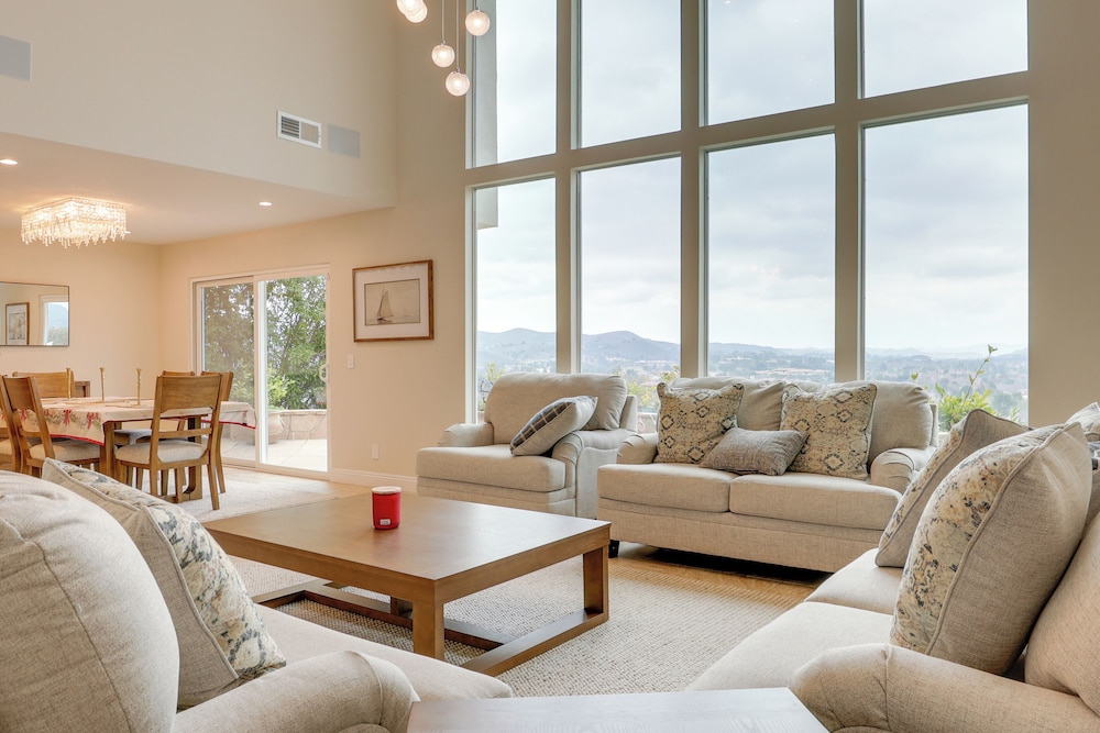 2 Mi to Promenade at Westlake: Mtn-view Haven!