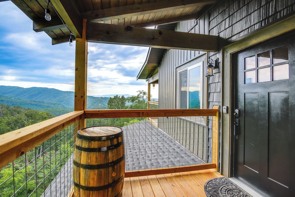 Gorgeous Gatlinburg Cabin: Large Deck & Hot Tub! view 4