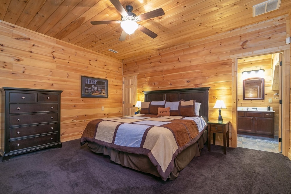 A Mountain Paradise - 3 Bedrooms, 3 Baths, Sleeps 8 Cabin by RedAwning