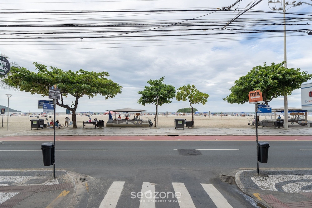 2 Bedroom apt 100m From th Central Beach BC Edg402
