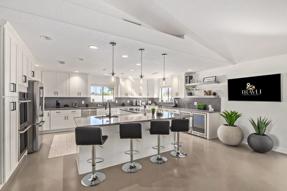 5BR Resort-style Oasis 2 Primary s Cabana Gameroom