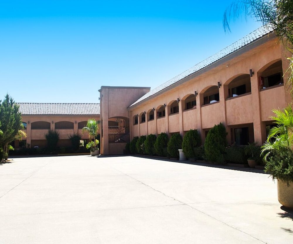 Hotel Estancia Inn - Image 1