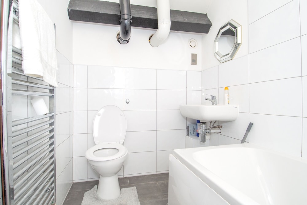 New Apartment - Sleeps 4 - Parking - City Centre